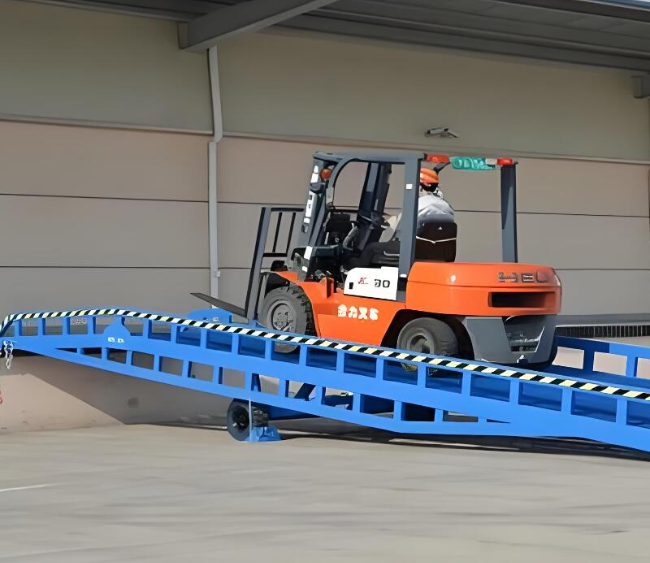 信阳移动式卸货平台（叉车用）